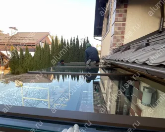 Стеклянный навес на болтовом соединении с триплексом