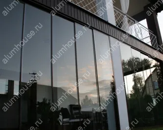 Панорамное рельсовое остекление веранды