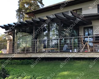 Стеклянная пристройка с безрамным остеклением и стеклянной крышей