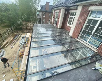 Стеклянный навес с электрообогревом на деревянном каркасе