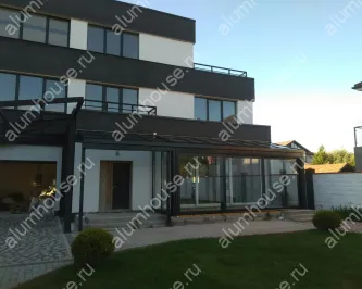 Зимний сад из алюминия с раздвижными дверьми на фасаде