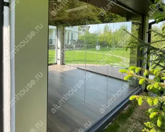 Четырехгранная беседка с безрамным остеклением Claroflex и Slide