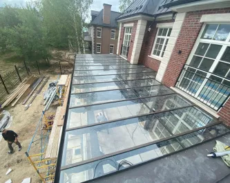 Стеклянный навес с электрообогревом на деревянном каркасе