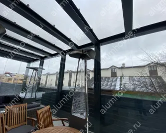 Стеклянная веранда на металлическом каркасе со стеклянной крышей