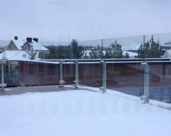 Стеклянное ограждение на крыше террасы
