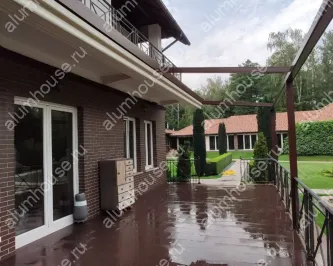 Алюминиевая пергола со складным тентом на террасе