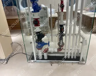 Стеклянный куб с распашными дверьми