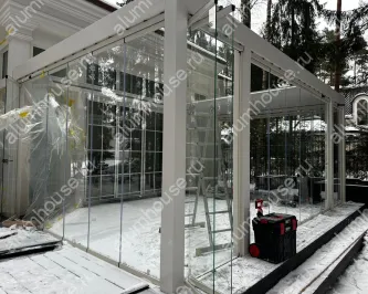 Пергола со складным безрамным остеклением