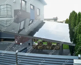 Навес для автомобиля металлическом каркасе со стеклом