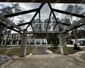 3х скатный металлический навес со стеклом