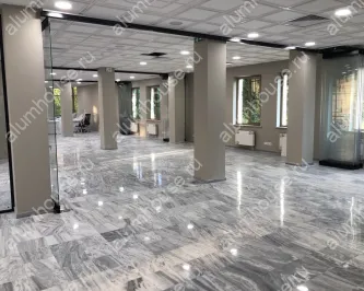 Безрамные раздвижные стеклянные перегородки в офисе