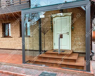 Цельностеклянный тамбур со стеклянной крышей