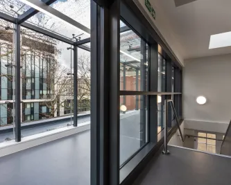 Остекление перехода между зданиями на спайдерах