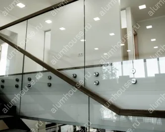 Стеклянное ограждение лестницы на точках