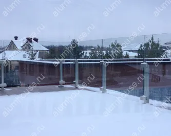 Стеклянное ограждение на крыше террасы