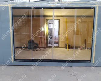 Безрамное остекление выставочного павильона
