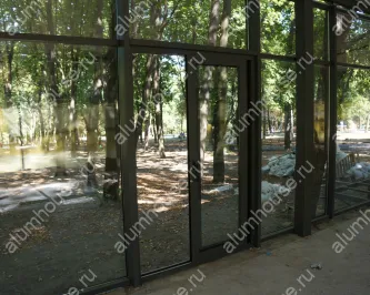 Остекление фасада кафе алюминиевым профилем