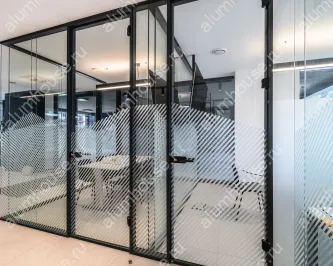 Стеклянные перегородки в алюминиевом каркасе