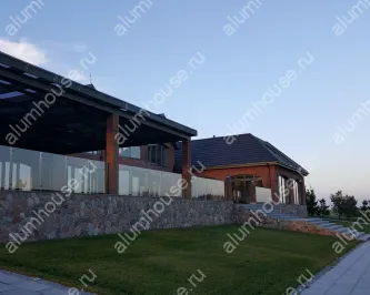 Стеклянное ограждение на стойках для террасы