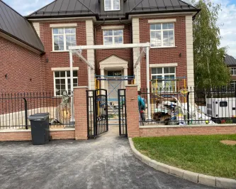 Большой стеклянный навес над входом частного дома