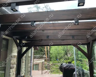 Стеклянная пристройка с безрамным остеклением и стеклянной крышей