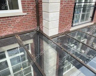 Стеклянный навес с электрообогревом на деревянном каркасе