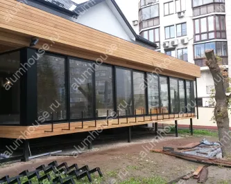 Остекление фасада раздвижными конструкциями