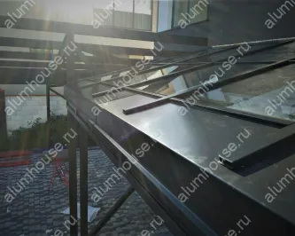 Зимний сад из алюминия с раздвижными дверьми на фасаде