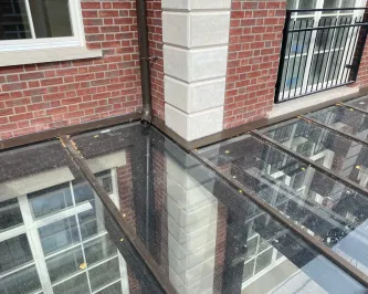 Стеклянный навес с электрообогревом на деревянном каркасе