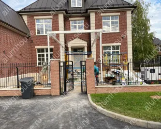 Большой стеклянный навес над входом частного дома