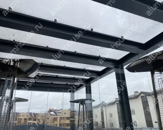 Стеклянная веранда на металлическом каркасе со стеклянной крышей