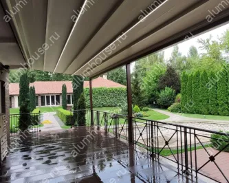 Алюминиевая пергола со складным тентом на террасе