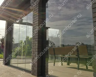 Беседка с безрамным остеклением и зоной барбекю