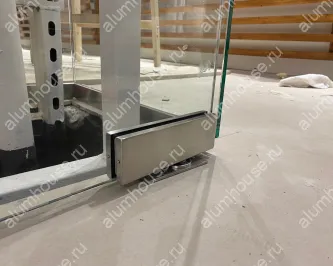 Стеклянный куб с распашными дверьми