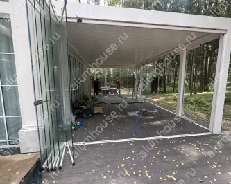 Пергола со складным безрамным остеклением