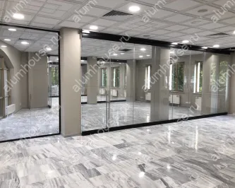 Безрамные раздвижные стеклянные перегородки в офисе