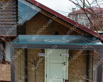 Цельностеклянный тамбур со стеклянной крышей