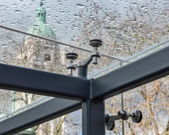 Остекление перехода между зданиями на спайдерах