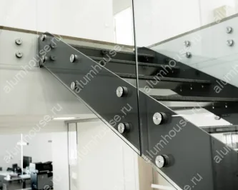 Стеклянное ограждение лестницы на точках