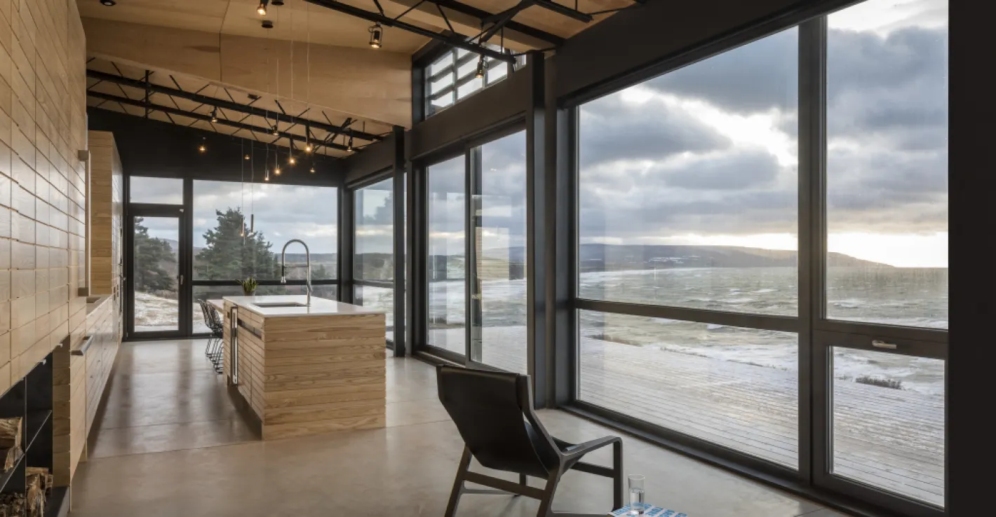 С алюминиевыми окнами веранда остаётся светлой и тёплой круглый год.