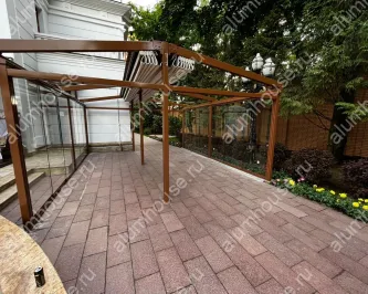 Отдельностоящая тентовая пергола с безрамным остеклением