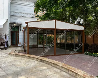 Отдельностоящая тентовая пергола с безрамным остеклением
