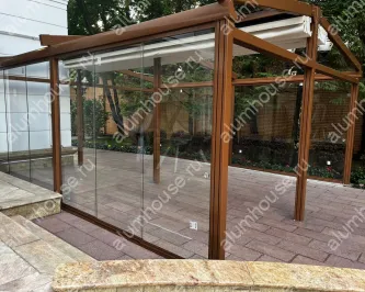 Отдельностоящая тентовая пергола с безрамным остеклением