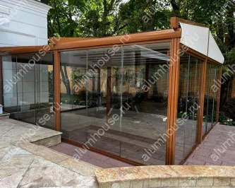 Отдельностоящая тентовая пергола с безрамным остеклением