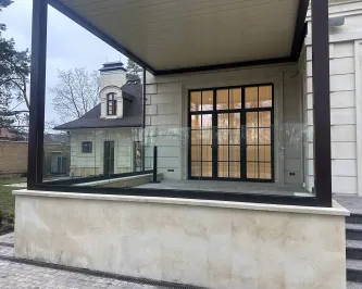 Стеклянное ограждение перголы в зажимном профиле