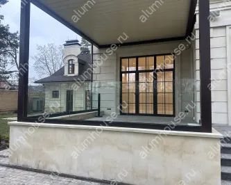 Стеклянное ограждение перголы в зажимном профиле