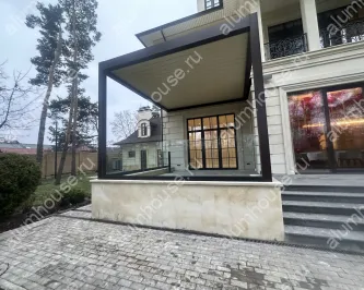 Стеклянное ограждение перголы в зажимном профиле