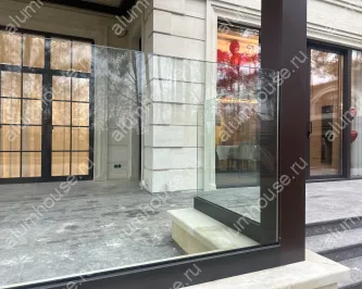 Стеклянное ограждение перголы в зажимном профиле