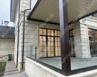 Стеклянное ограждение перголы в зажимном профиле