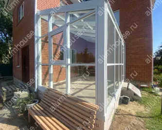 Зимний сад из алюминия пристроенный к углу дома